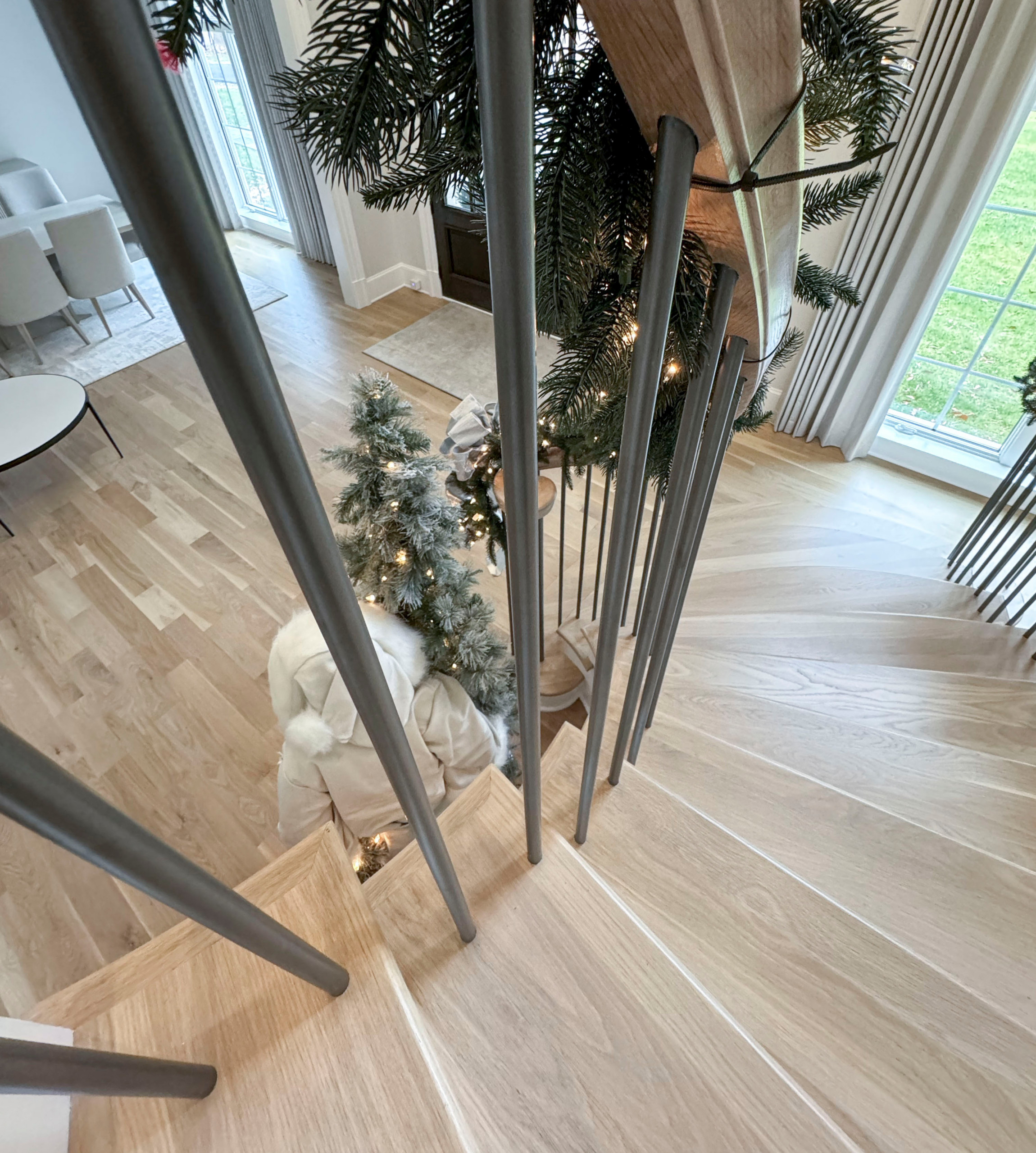 116_Elegant & Eye-catching Curved Staircase, Leesburg VA 20175