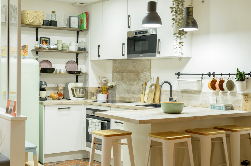 This is an example of a mid-sized scandinavian kitchen in Toulouse.