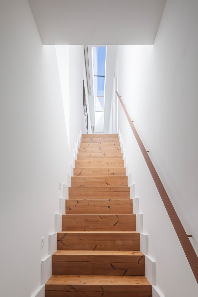 На фото: прямая деревянная лестница в современном стиле с деревянными ступенями и металлическими перилами с