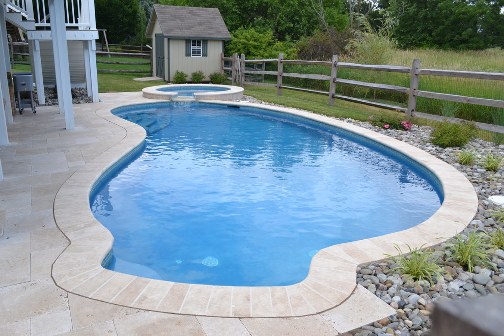 Transitional pool photo in Philadelphia