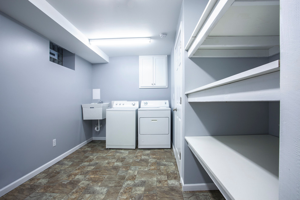 Transitional home design photo in Milwaukee