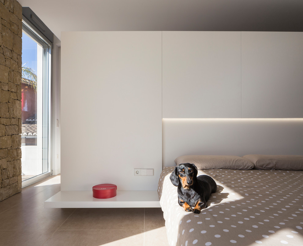 This is an example of a contemporary bedroom in Valencia.