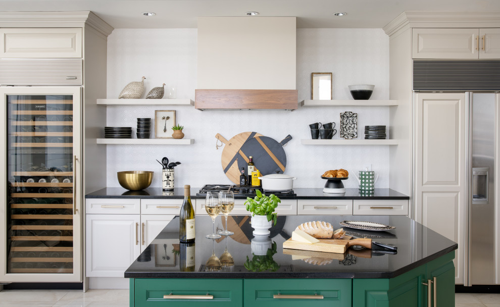 Klassisk inredning av ett mellanstort vit linjärt vitt kök och matrum, med en undermonterad diskho, skåp i shakerstil, gröna skåp, granitbänkskiva, rostfria vitvaror, mellanmörkt trägolv och en köksö