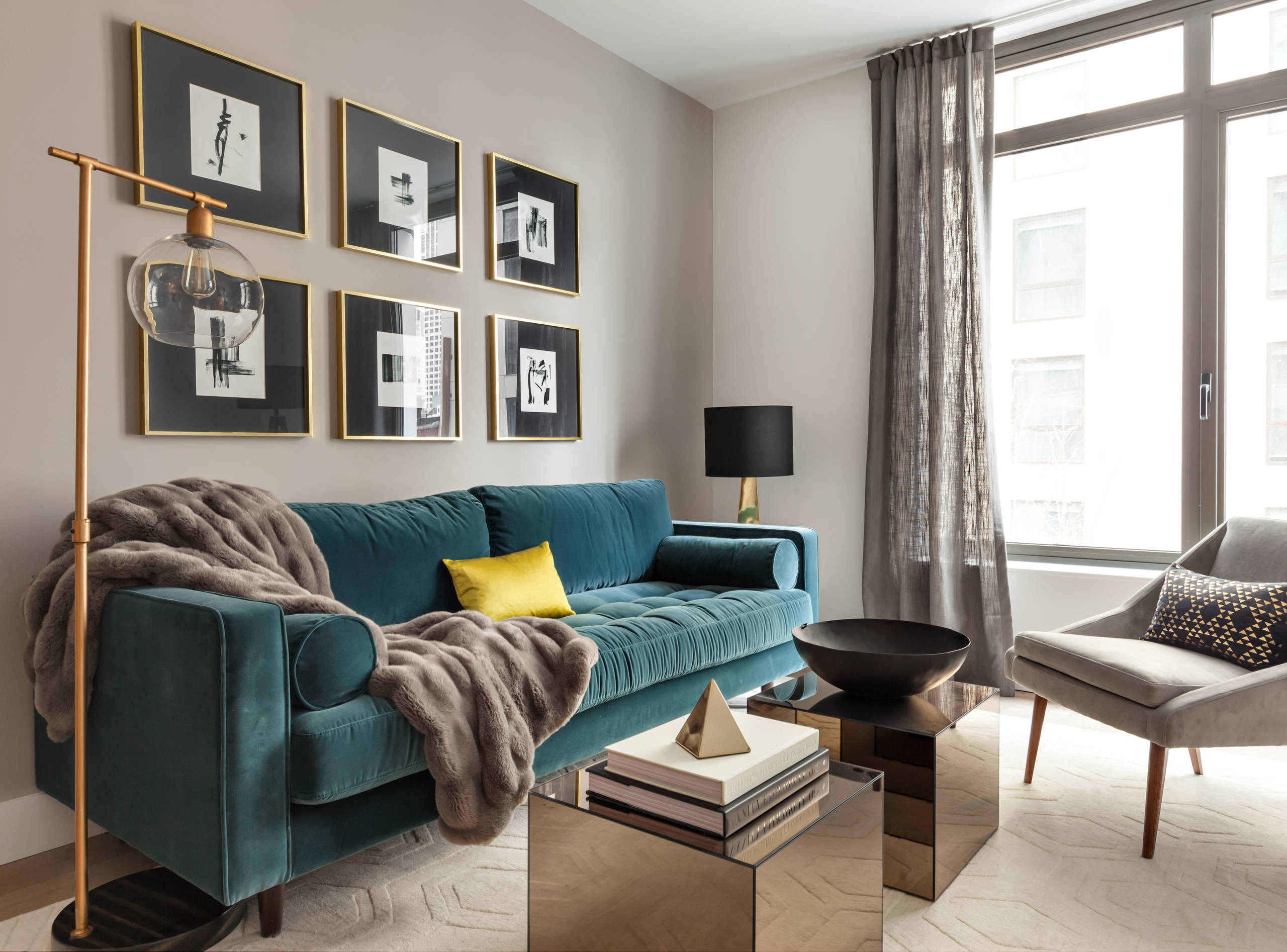 ミッドセンチュリースタイルのおしゃれなリビング (青いソファ) の