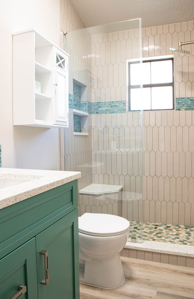 Bild på ett litet maritimt vit vitt badrum för barn, med skåp i shakerstil, turkosa skåp, en dusch i en alkov, blå kakel, porslinskakel, grå väggar, bänkskiva i kvarts, beiget golv och dusch med gångjärnsdörr