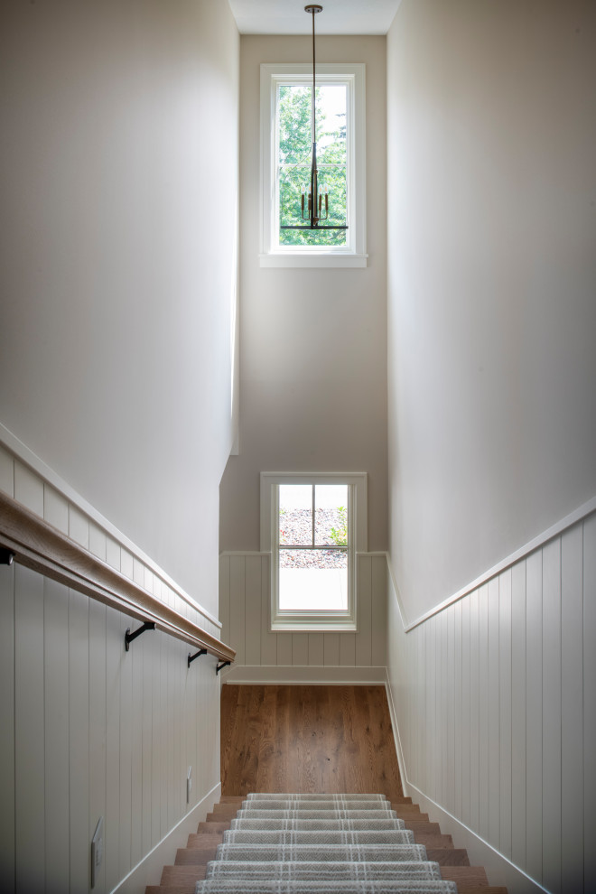 Mittelgroße Landhausstil Treppe in L-Form mit Holz-Setzstufen und Holzdielenwänden in Minneapolis