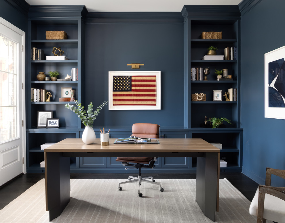 Inredning av ett klassiskt arbetsrum, med blå väggar och ett fristående skrivbord
