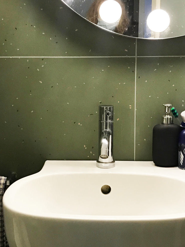Aménagement d'une petite salle d'eau contemporaine avec une douche à l'italienne, WC suspendus, un carrelage vert, des carreaux de porcelaine, un mur vert, parquet foncé, un lavabo suspendu, un sol noir, une cabine de douche à porte coulissante et meuble simple vasque.