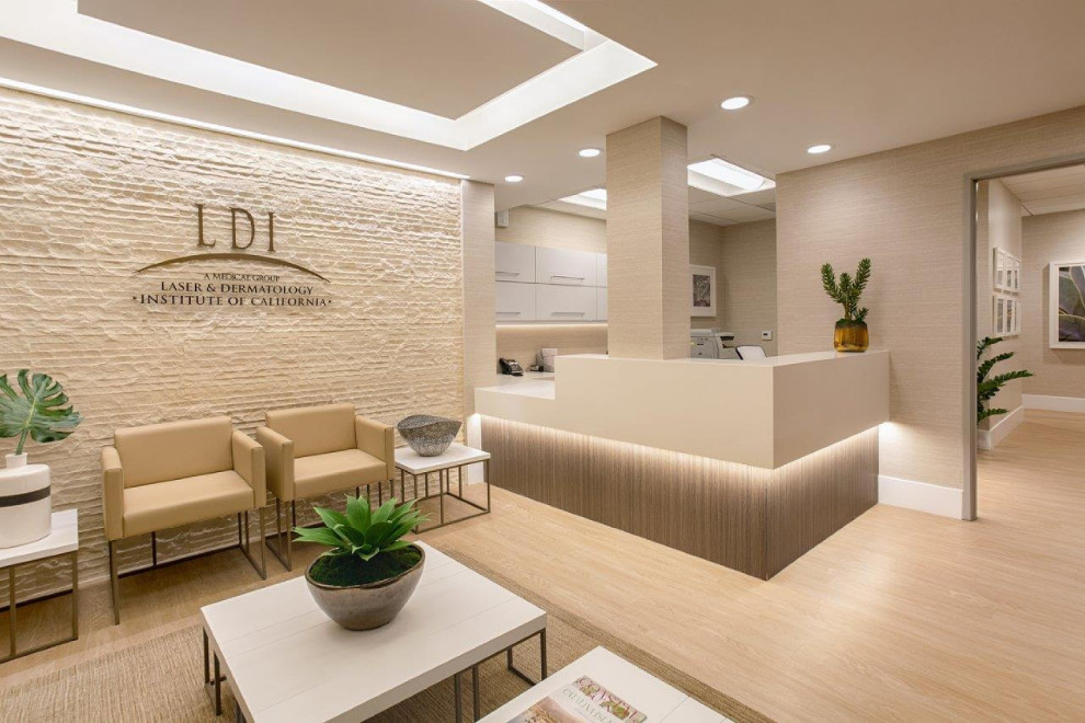 Entryway - modern entryway idea in Orange County