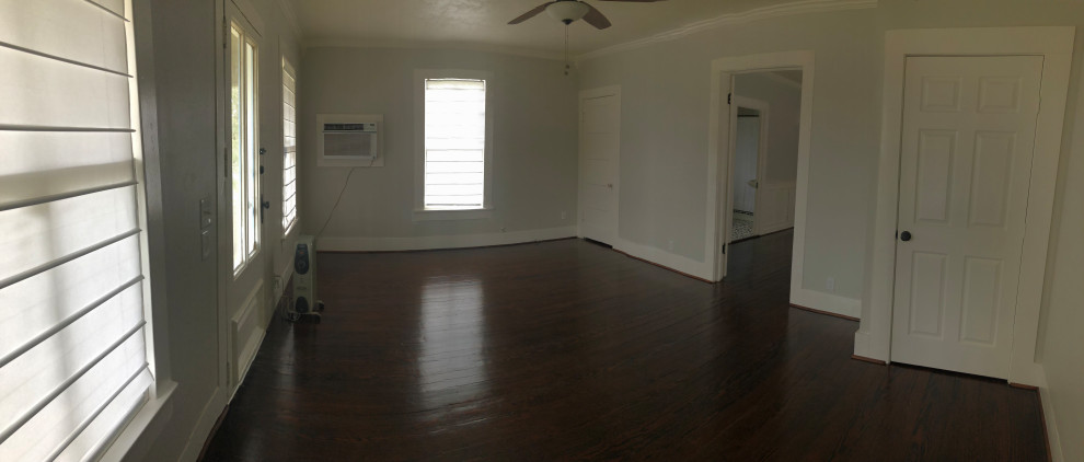 Großes Uriges Hauptschlafzimmer mit grauer Wandfarbe, dunklem Holzboden und braunem Boden in Houston