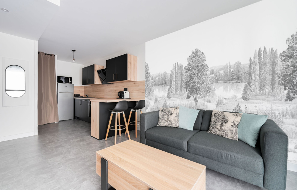 Immagine di un piccolo soggiorno minimal aperto con angolo bar, pavimento in vinile, pavimento grigio, carta da parati e pareti grigie