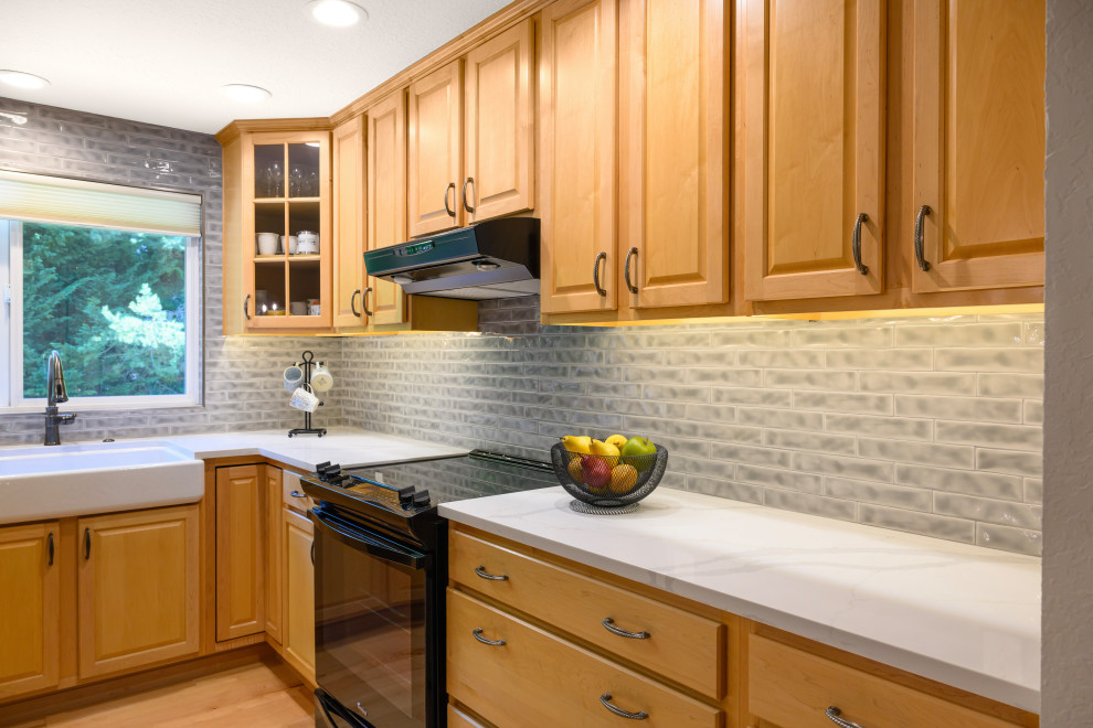 Kitchen - transitional kitchen idea in Seattle