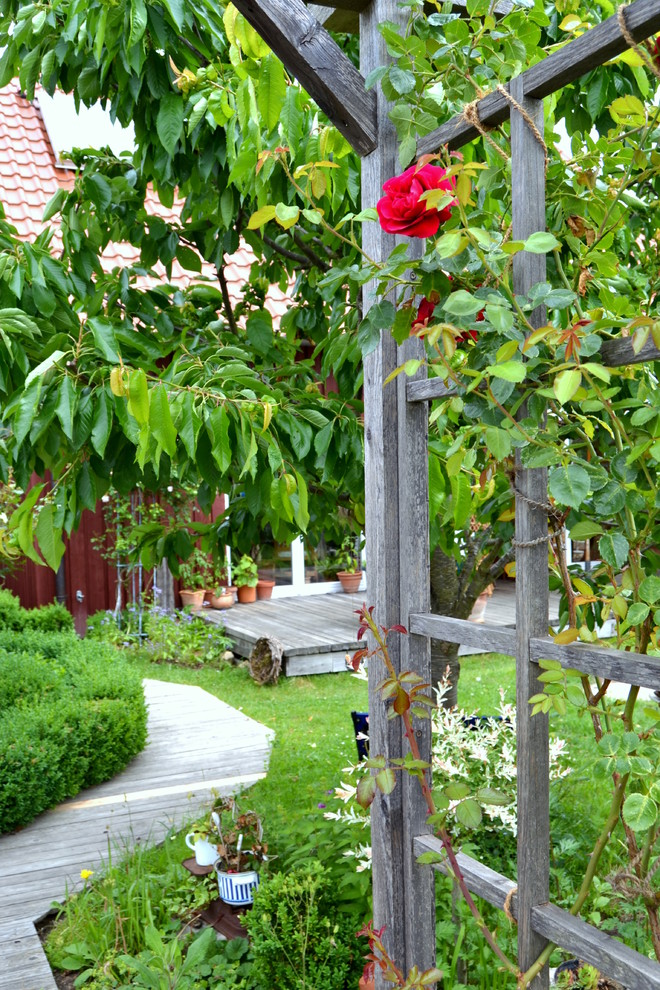 Geometrischer, Geräumiger Landhaus Garten im Frühling mit direkter Sonneneinstrahlung und Dielen in Nürnberg