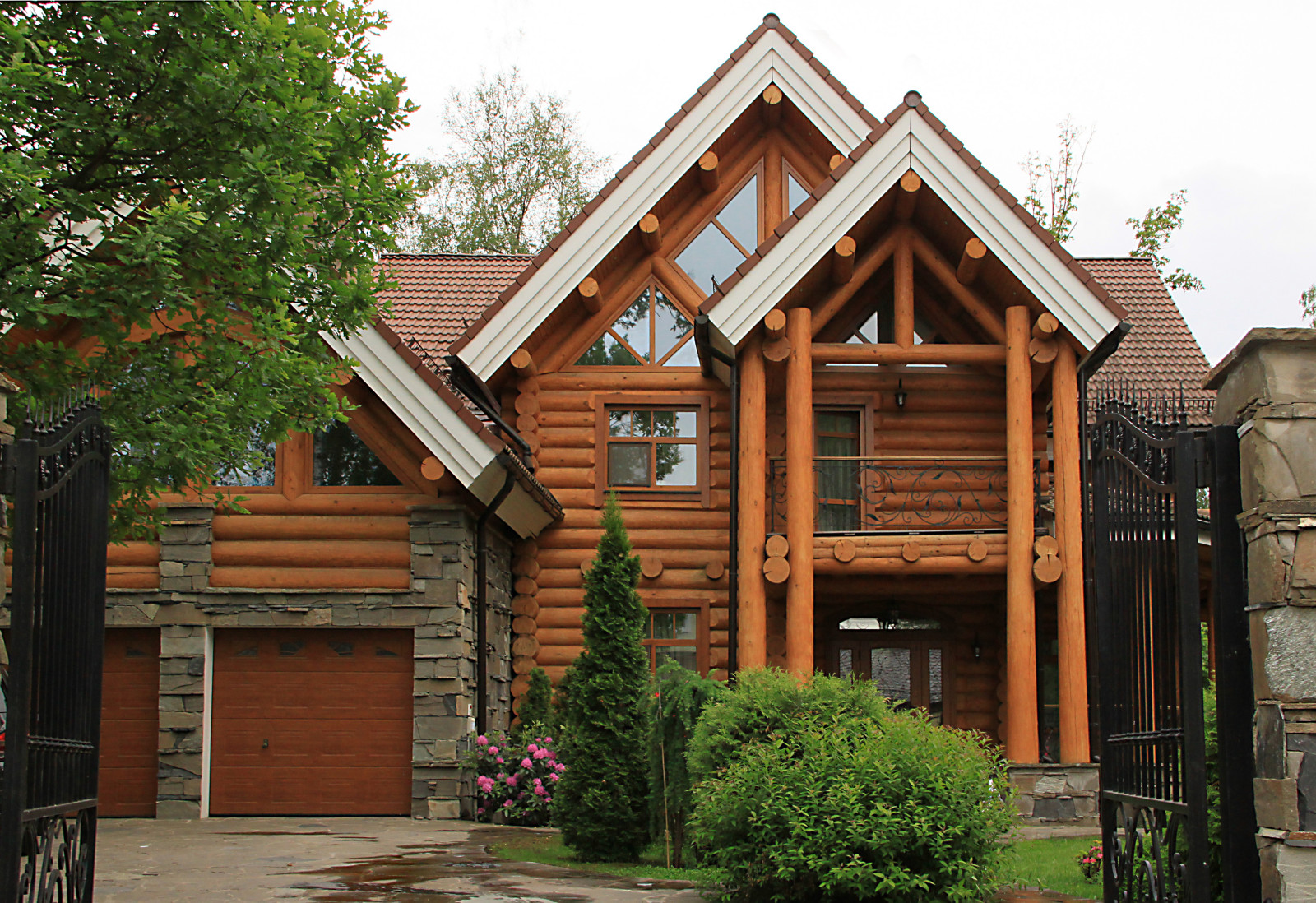 Загородный бревенчатый дом