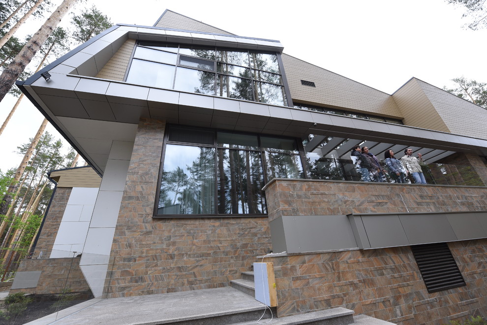 двухэтажный загородный дом с бассейном и зданиями бани и барбекю