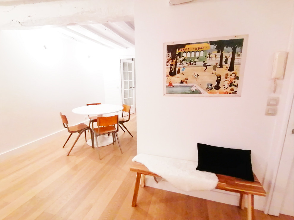 Foto di un ampio soggiorno moderno aperto con pareti bianche, parquet chiaro e pavimento marrone