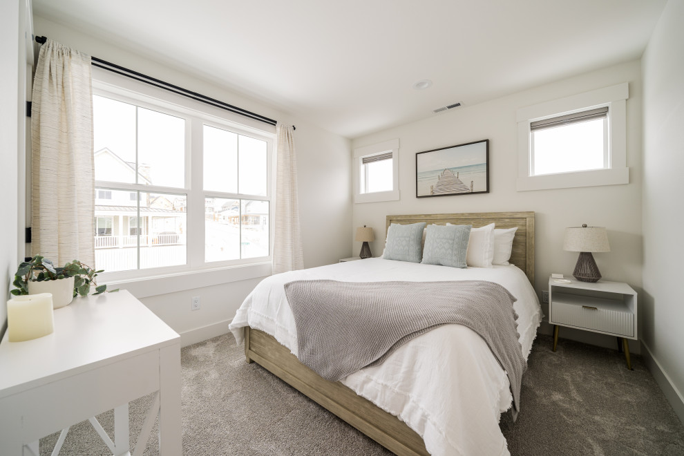 На фото: спальня в стиле модернизм с белыми стенами, ковровым покрытием и бежевым полом с