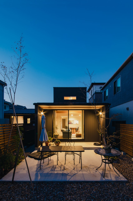 しじみづかのいえ moderno-patio