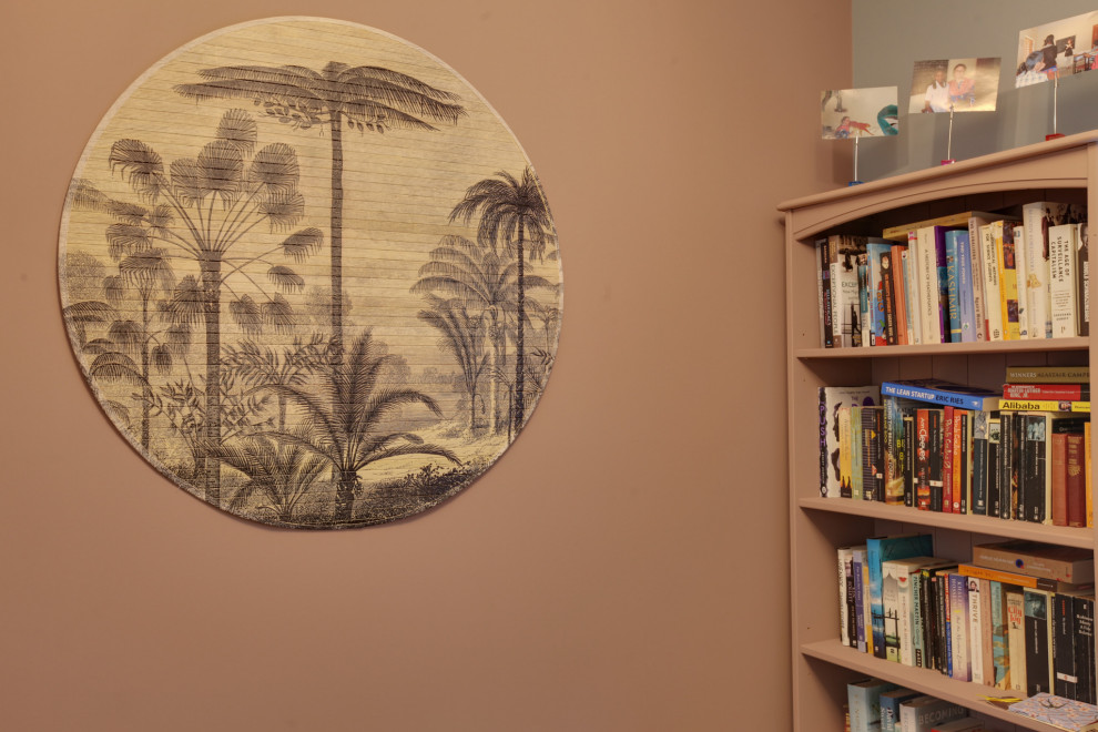 エセックスにある低価格の中くらいなコンテンポラリースタイルのおしゃれな書斎 (緑の壁、ラミネートの床、自立型机) の写真