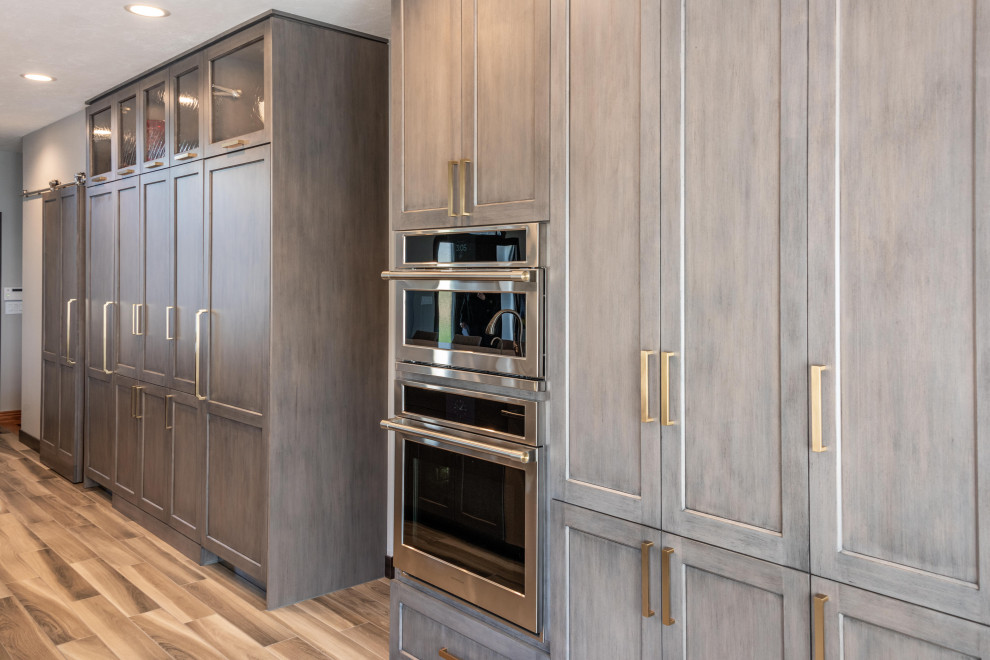 Huge transitional home design photo