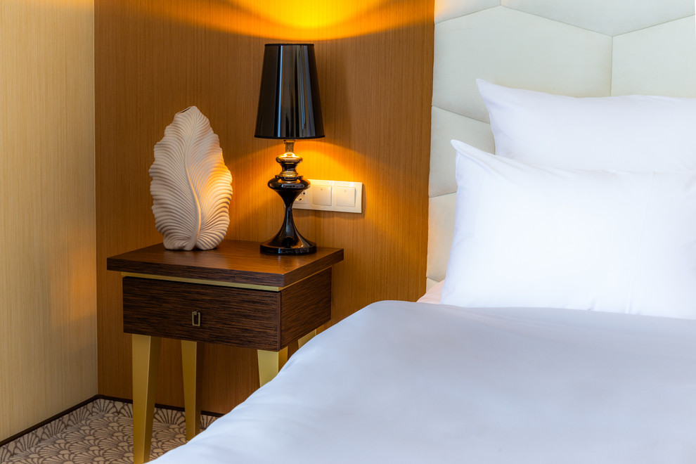 В графском парке музыка играет