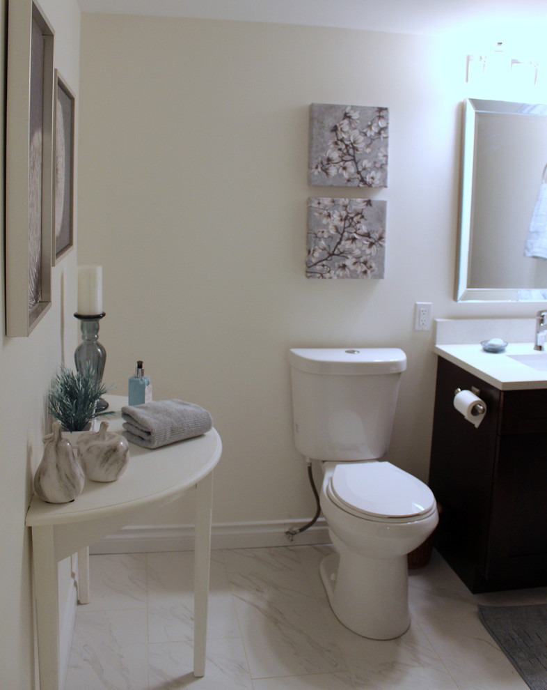 Photo of a mid-sized transitional bathroom in Vancouver with grey floor.