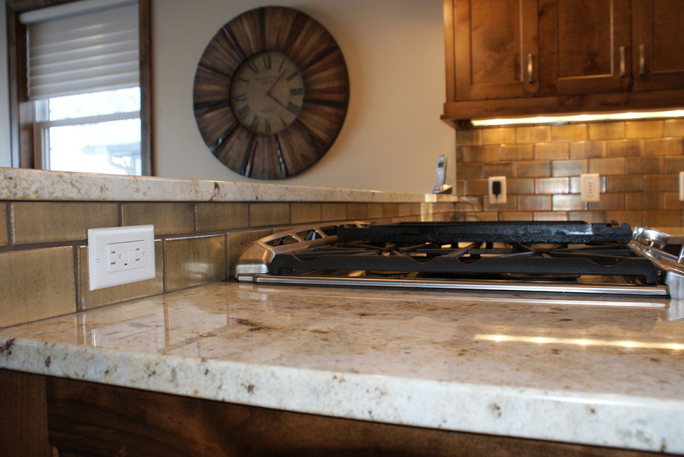 Mid-sized transitional kitchen photo in Minneapolis