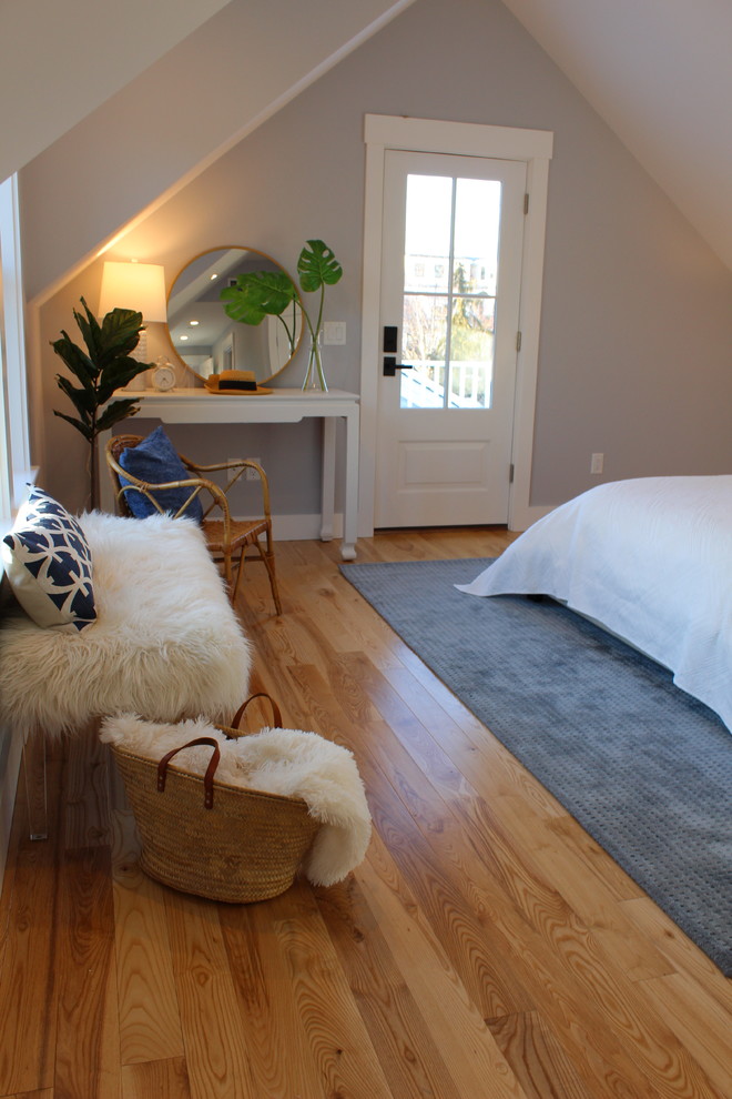 Стильный дизайн: большая хозяйская спальня в современном стиле с серыми стенами и светлым паркетным полом без камина - последний тренд