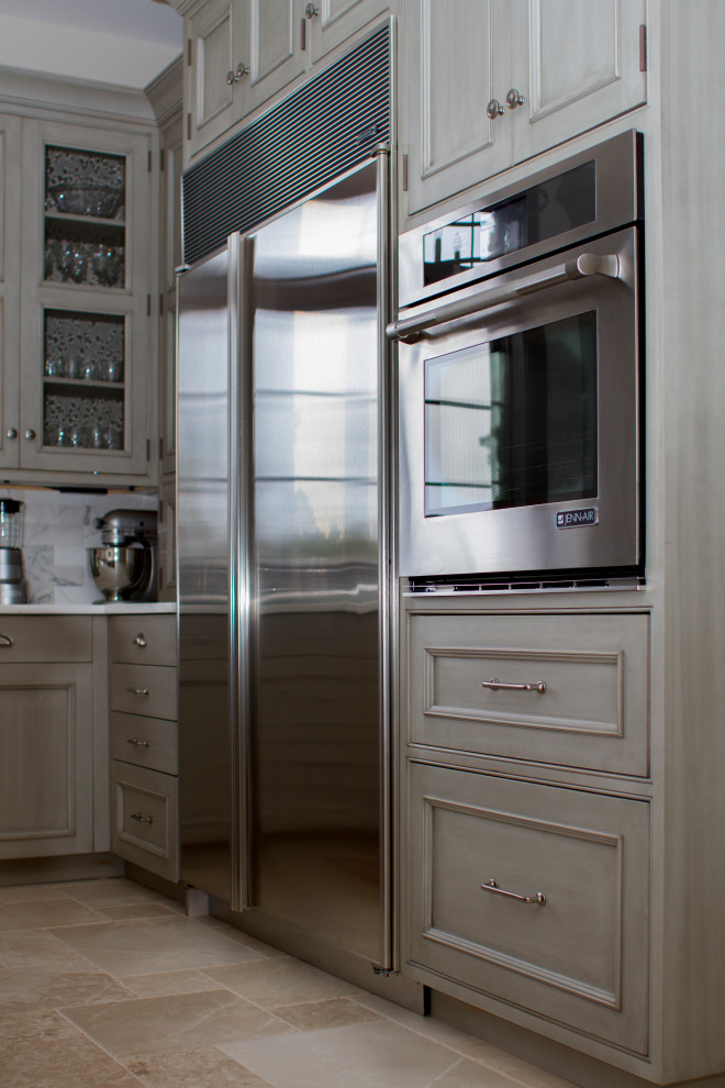 Medelhavsstil inredning av ett stort vit vitt kök, med en undermonterad diskho, luckor med profilerade fronter, grå skåp, vitt stänkskydd, rostfria vitvaror, klinkergolv i porslin, en köksö och beiget golv