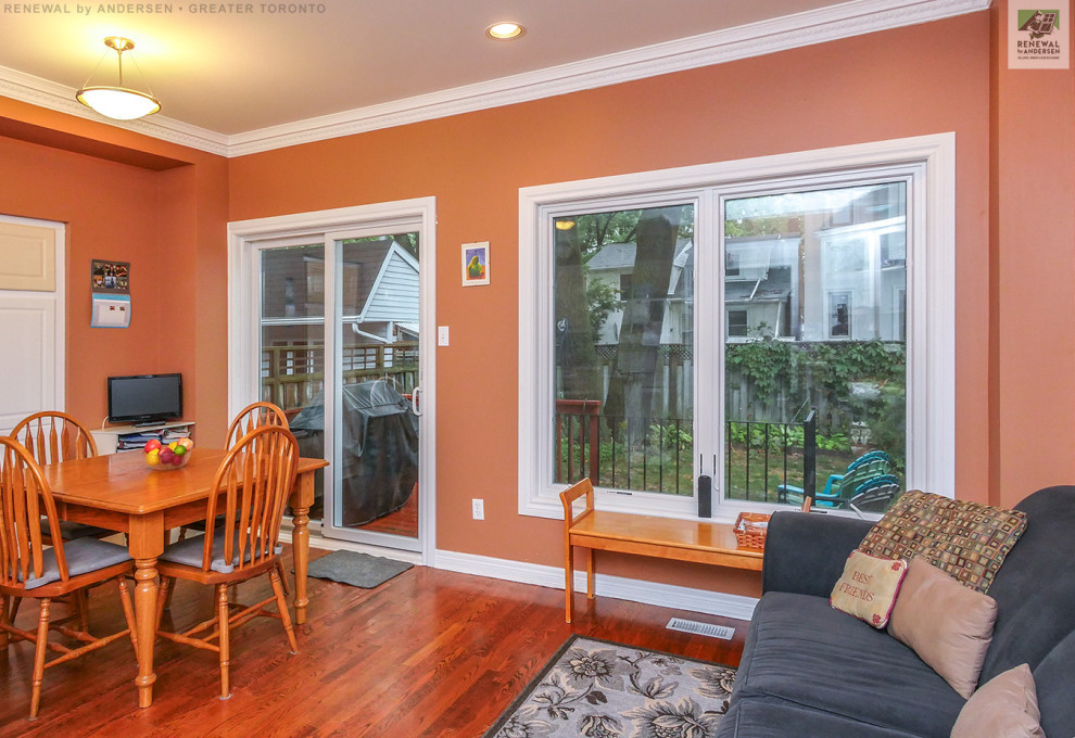 На фото: открытая гостиная комната среднего размера с оранжевыми стенами, паркетным полом среднего тона и отдельно стоящим телевизором без камина