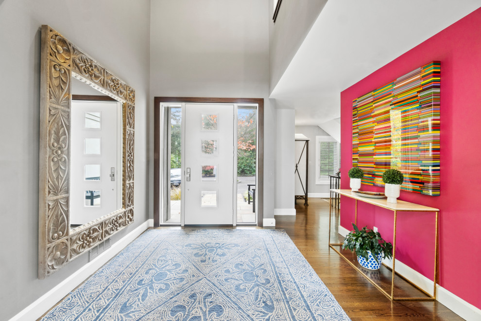 Источник вдохновения для домашнего уюта: большая прихожая в морском стиле с розовыми стенами, ковровым покрытием, одностворчатой входной дверью, белой входной дверью и синим полом