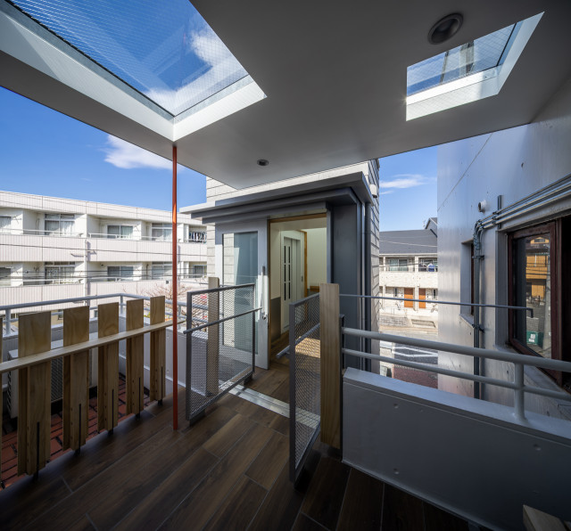 ツナグ・モノリス／併用住宅のエレベーター棟増築計画 modern-balkon
