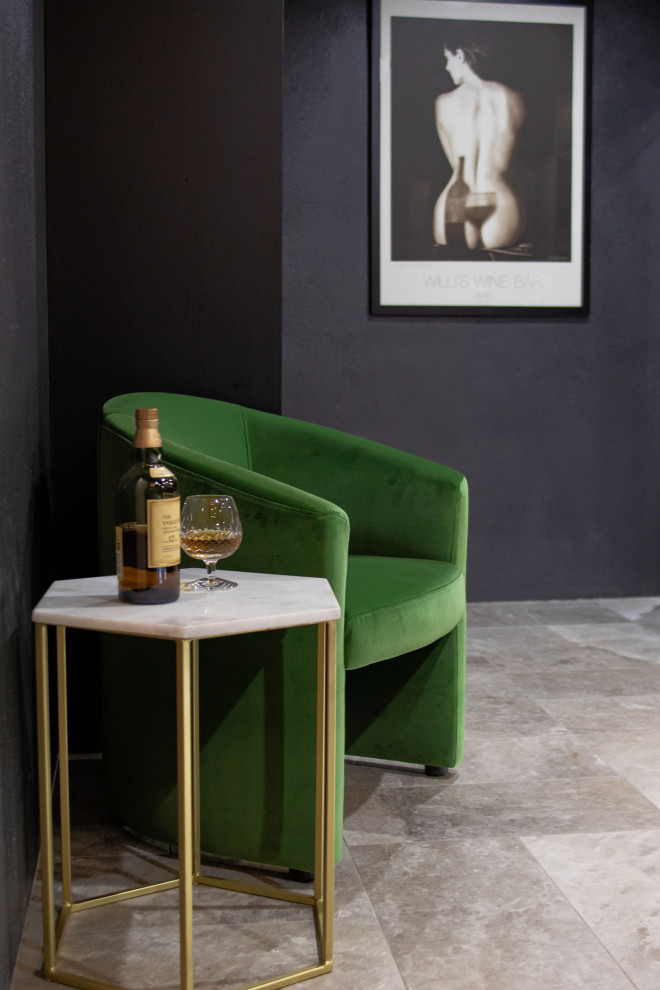 Bild på en liten funkis vinkällare, med klinkergolv i keramik, vindisplay och grått golv
