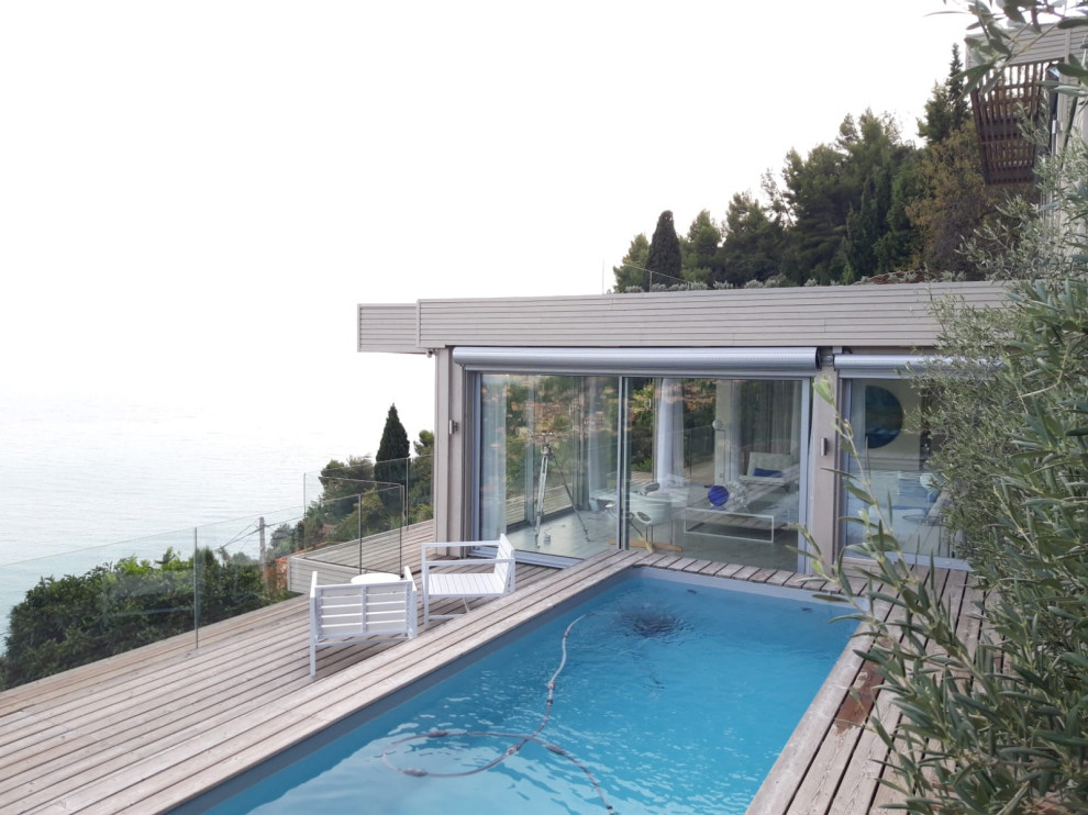Großes, Einstöckiges Maritimes Haus mit grauer Fassadenfarbe, Flachdach und Verschalung in Nizza