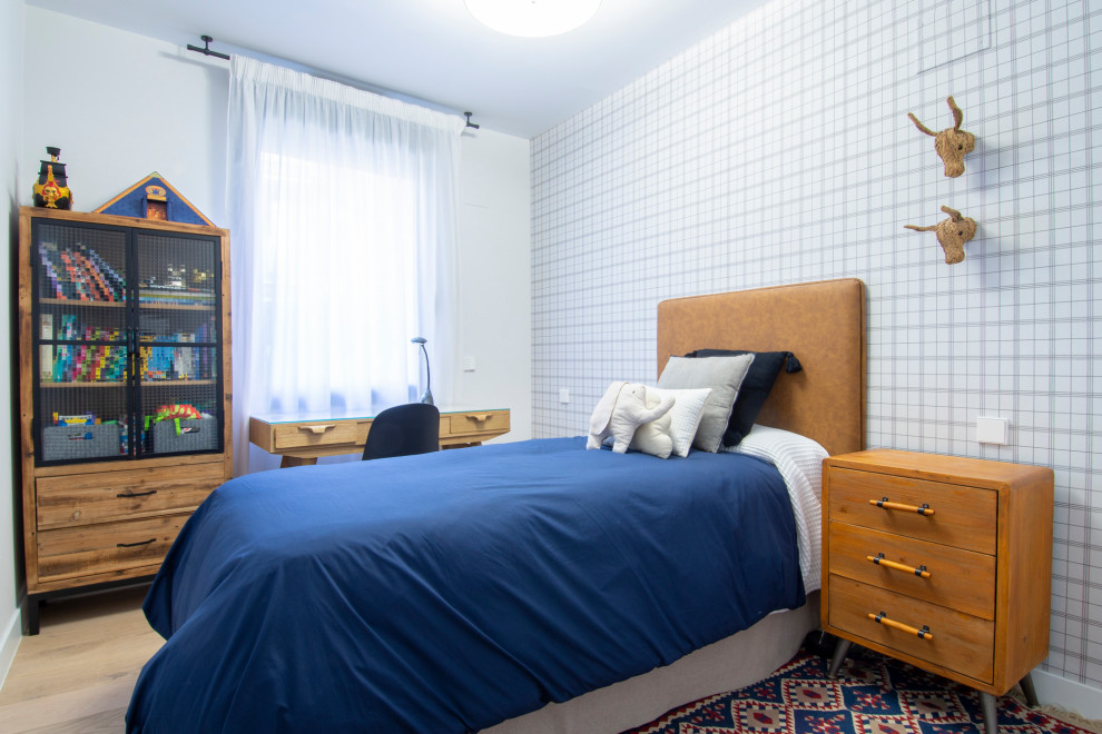 Modern inredning av ett mellanstort pojkrum kombinerat med sovrum och för 4-10-åringar