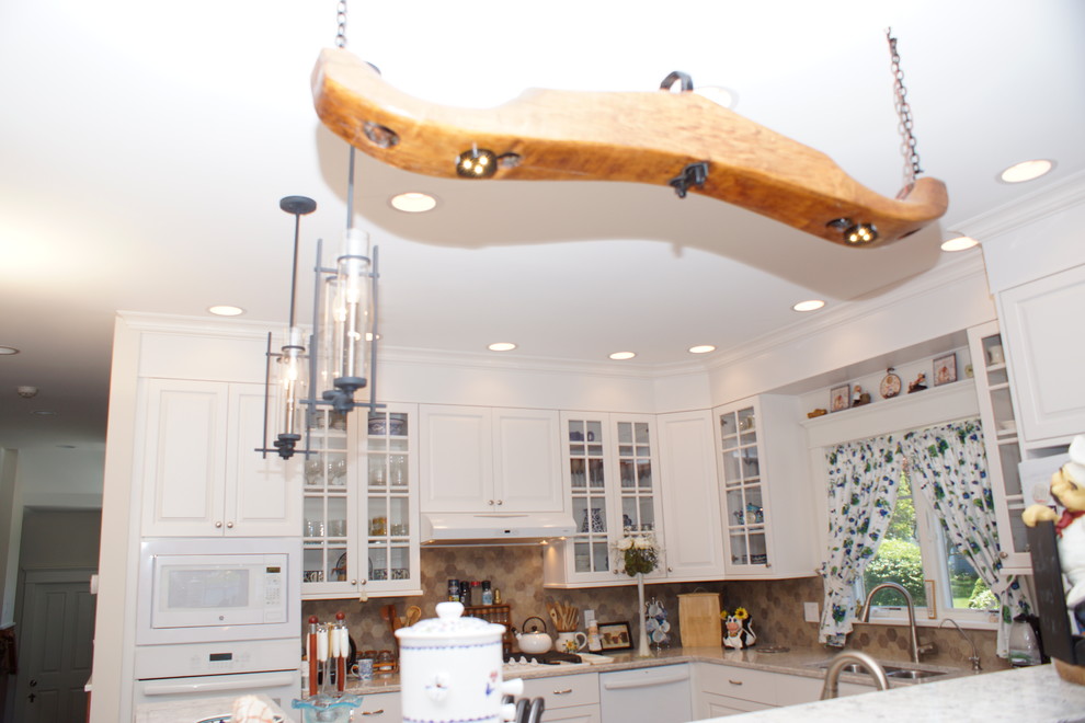 Eat-in kitchen - mid-sized transitional u-shaped porcelain tile eat-in kitchen idea with an undermount sink, flat-panel cabinets, white cabinets, granite countertops, stone tile backsplash, stainless steel appliances, a peninsula and multicolored backsplash