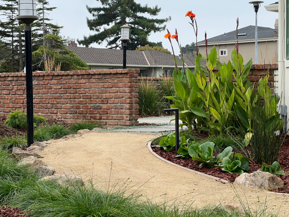 Cette photo montre un jardin tendance de taille moyenne et l'été avec un chemin, une exposition ensoleillée et un gravier de granite.