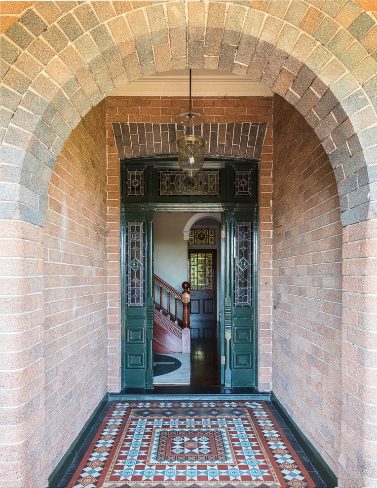 Foto di un'ampia porta d'ingresso chic con pareti marroni, pavimento con piastrelle in ceramica, una porta singola, una porta verde e pavimento multicolore