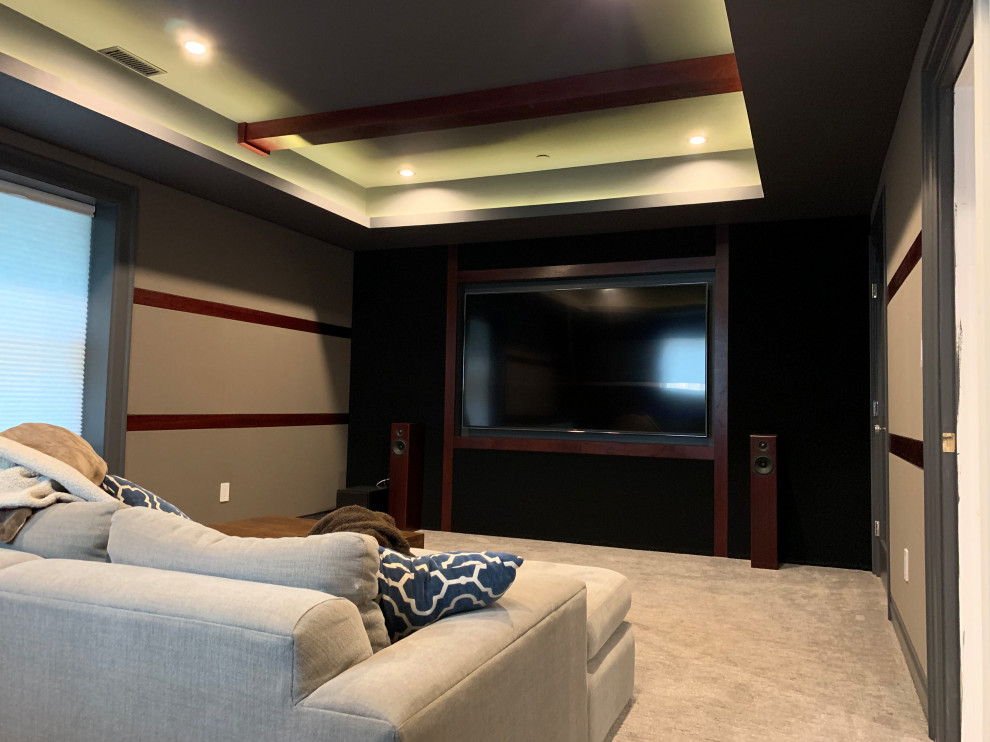 Diseño de cine en casa cerrado tradicional pequeño con paredes beige, moqueta, pared multimedia y suelo gris