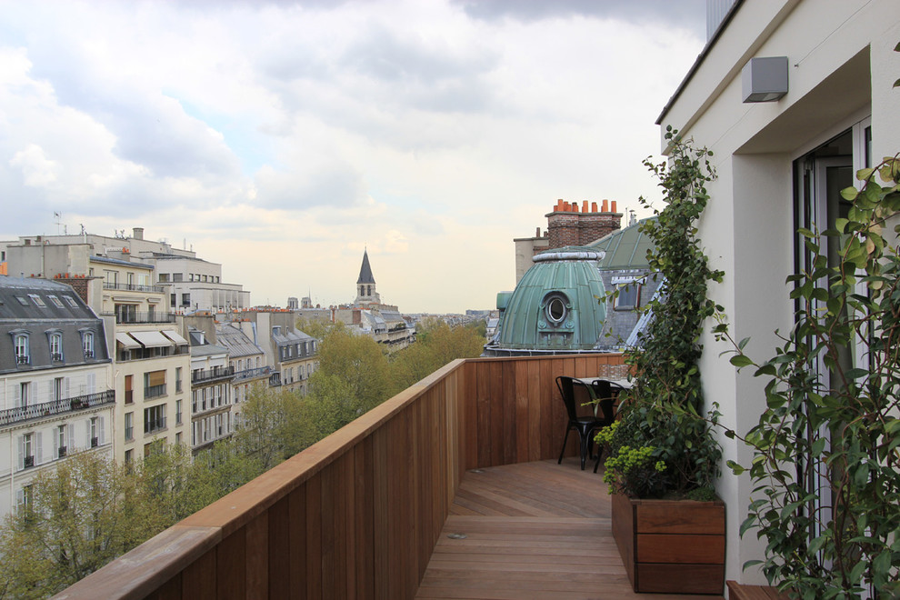 Inspiration for a modern deck in Paris with a container garden.