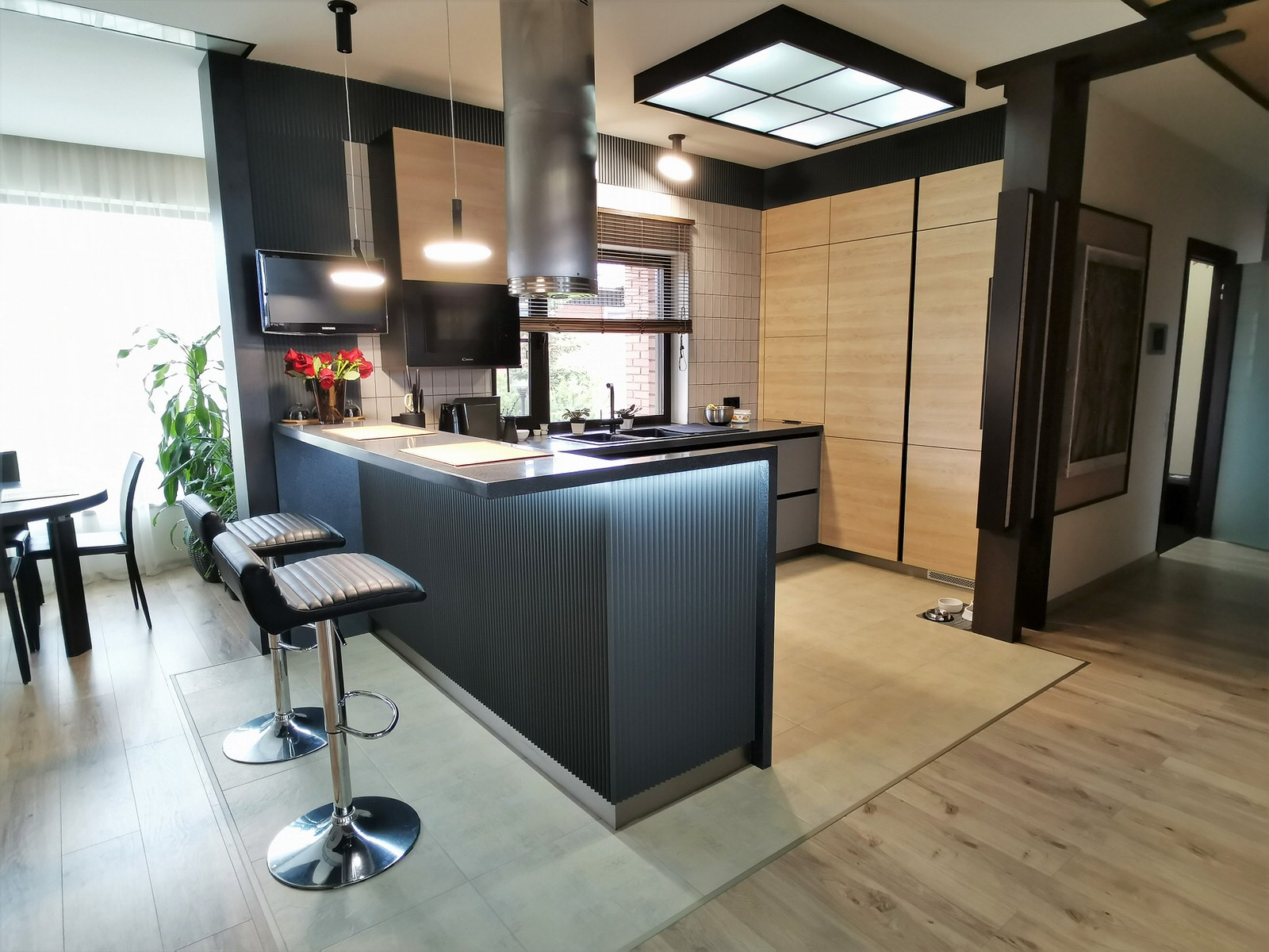 Визуализация и реализованный проект редизайн кухни в частном доме