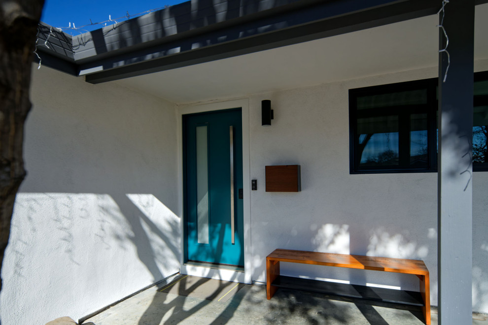 На фото: прихожая в современном стиле с одностворчатой входной дверью и синей входной дверью