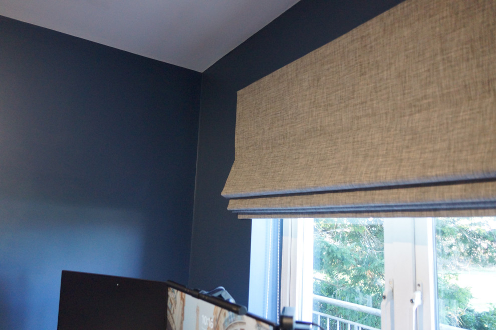 Cette photo montre un petit bureau tendance avec un mur bleu, sol en stratifié, un bureau indépendant et un sol marron.