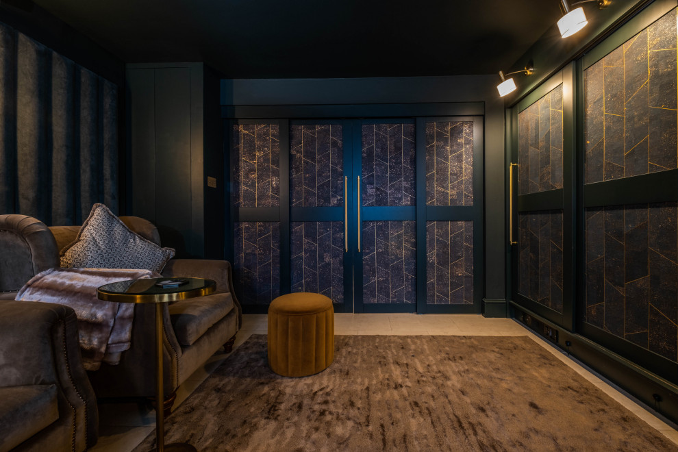 Mittelgroßes, Abgetrenntes Modernes Heimkino mit blauer Wandfarbe, Keramikboden, Multimediawand und beigem Boden in Sussex
