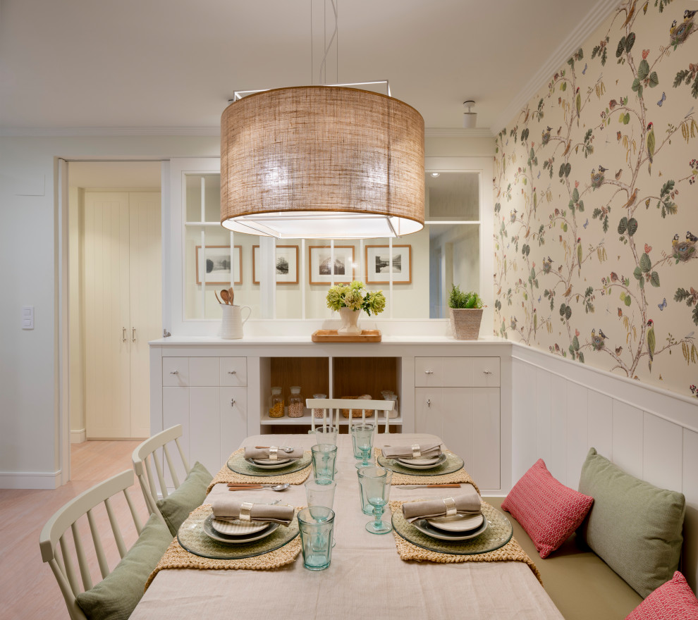 Modelo de comedor de cocina clásico renovado de tamaño medio sin chimenea con paredes blancas, suelo laminado y suelo marrón