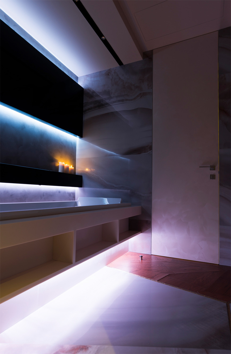 Ванная из оникса, снятая тремя разными сценариями освещения. ЖК "Алые Паруса".