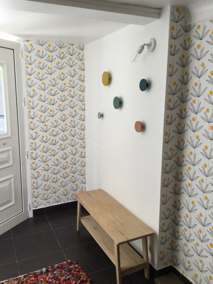 Ejemplo de entrada minimalista con suelo de baldosas de cerámica, puerta simple, puerta blanca, suelo gris y papel pintado