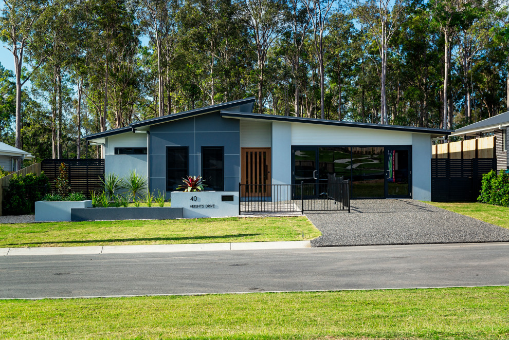 Inspiration for a mid-sized contemporary one-storey house exterior in Sunshine Coast.