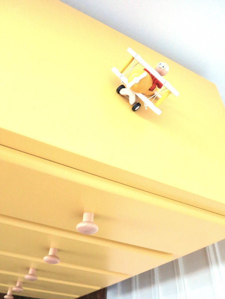 Cette image montre une chambre de bébé craftsman.