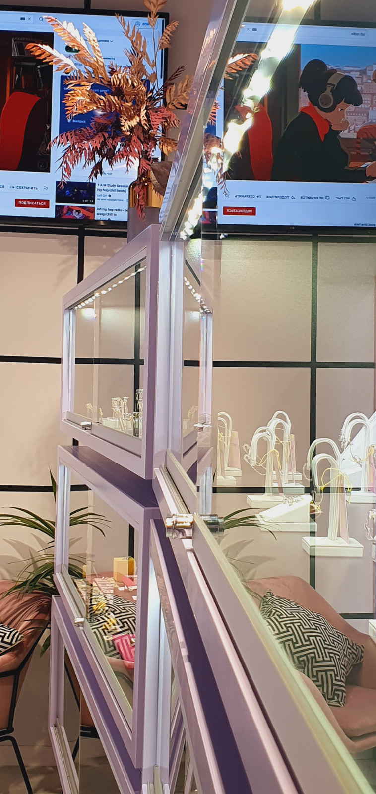 Интерьер бутика ювелирных украшений Youtho .